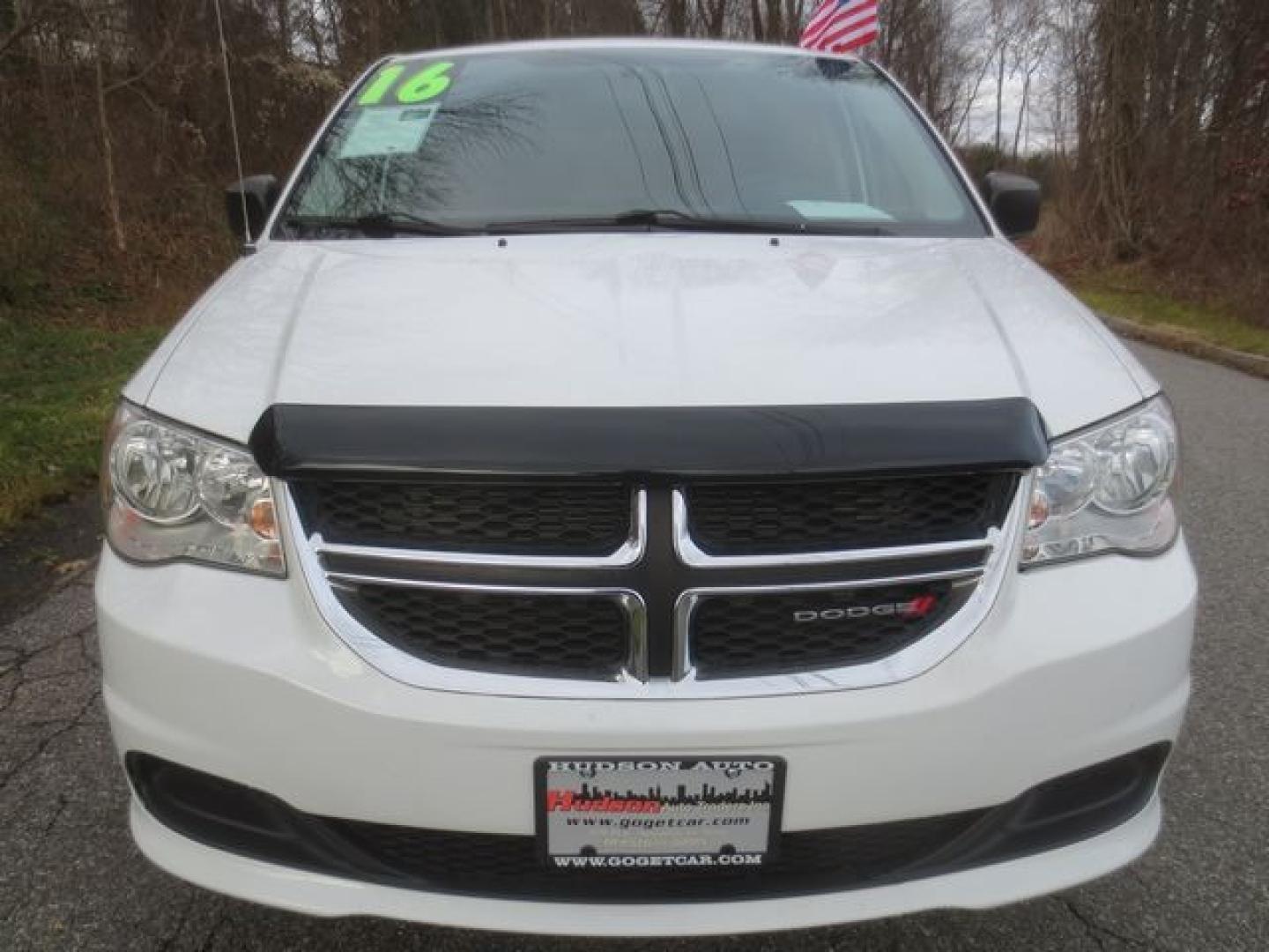 2016 White /Black Dodge Grand Caravan SE (2C4RDGBG5GR) with an 3.6 liter V-6 engine, Automatic transmission, located at 270 US Route 6, Mahopac, NY, 10541, (845) 621-0895, 41.349022, -73.755280 - Photo#2